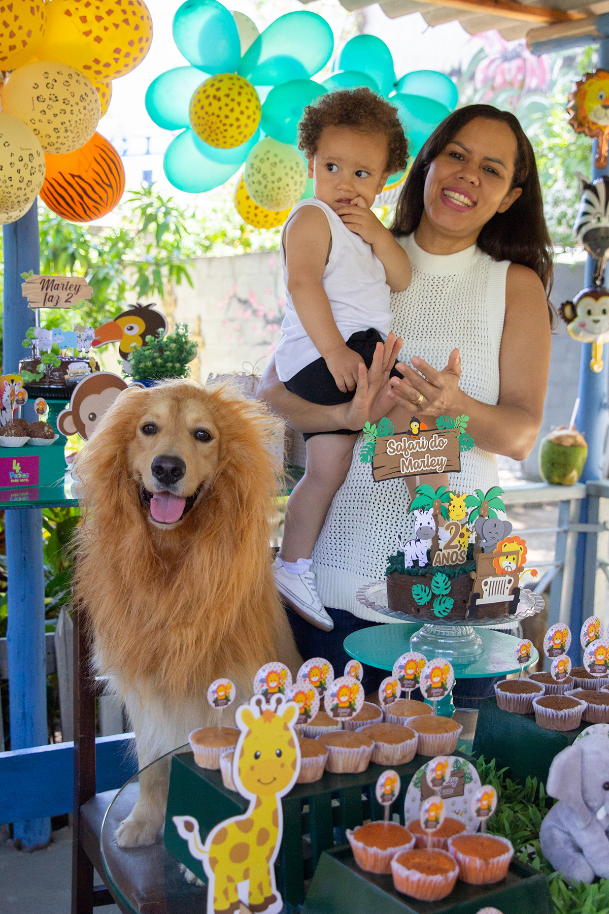 Família na mesa do bolo, cantando parabéns
