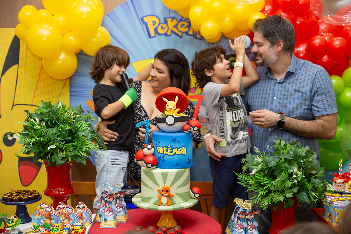 aniversario-pokemon-vilavelha-2025-familia-gemeos-parabens
