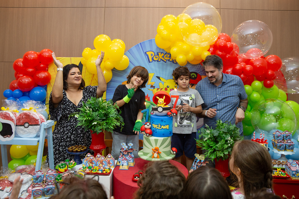 aniversario-pokemon-vilavelha-2025-familia-gemeos-parabens