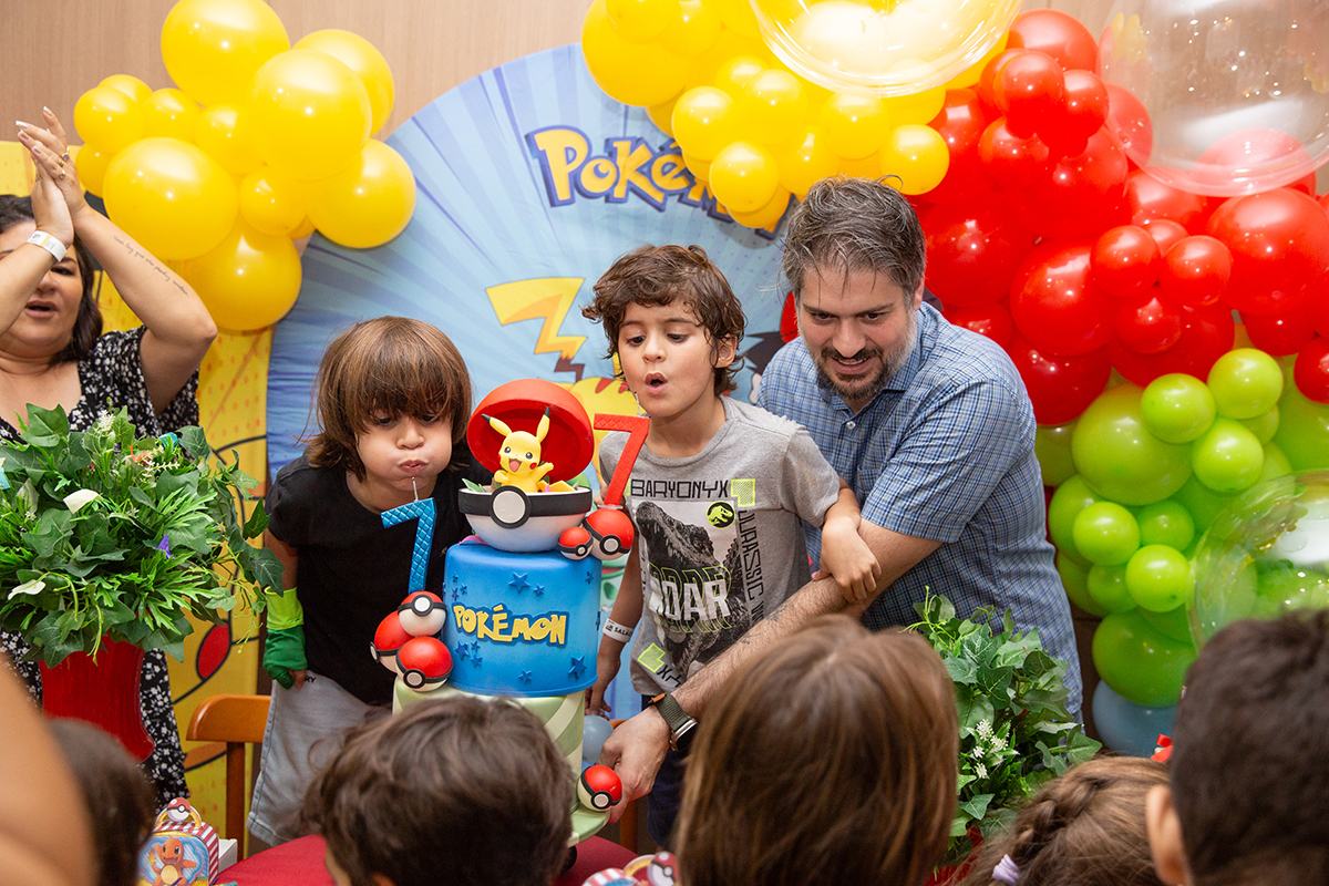 aniversario-pokemon-vilavelha-2025-familia-gemeos-parabens