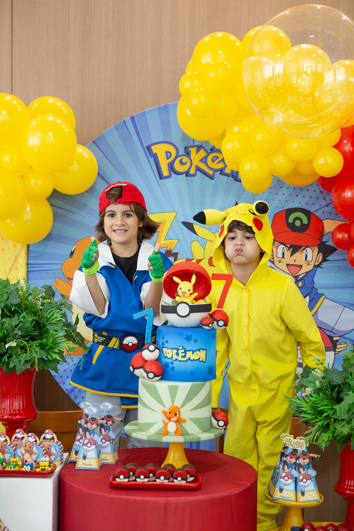 aniversario-pokemon-vilavelha-2025-gemeos-mesadobolo