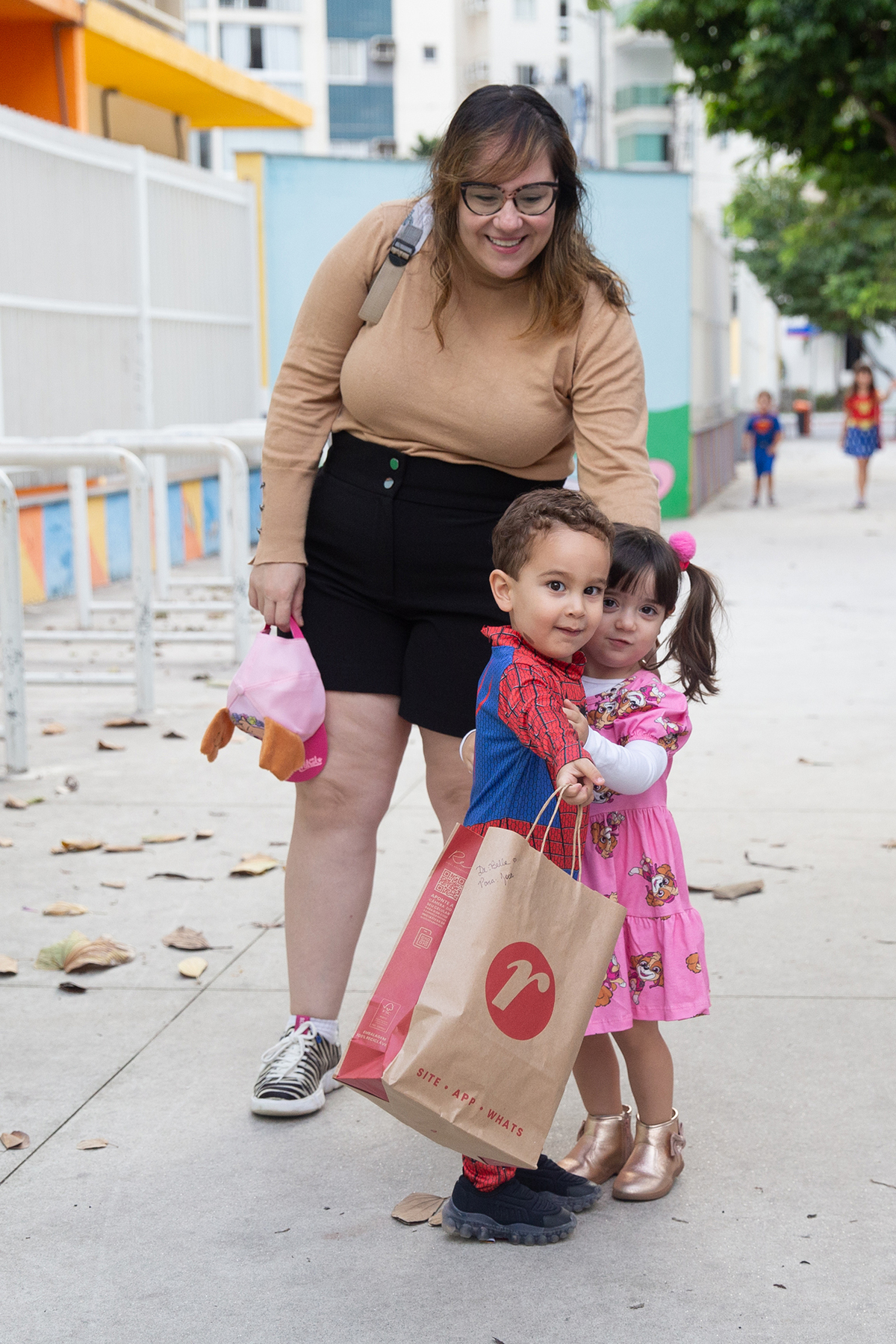aniversariante comemorando 3 anos vestido de Homem-Aranha durante sua festa no Carretão da Alegria