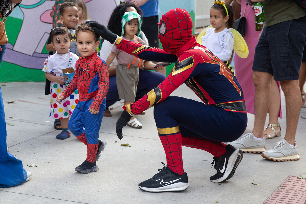 aniversariante comemorando 3 anos vestido de Homem-Aranha durante sua festa no Carretão da Alegria, junto com o Homem aranha