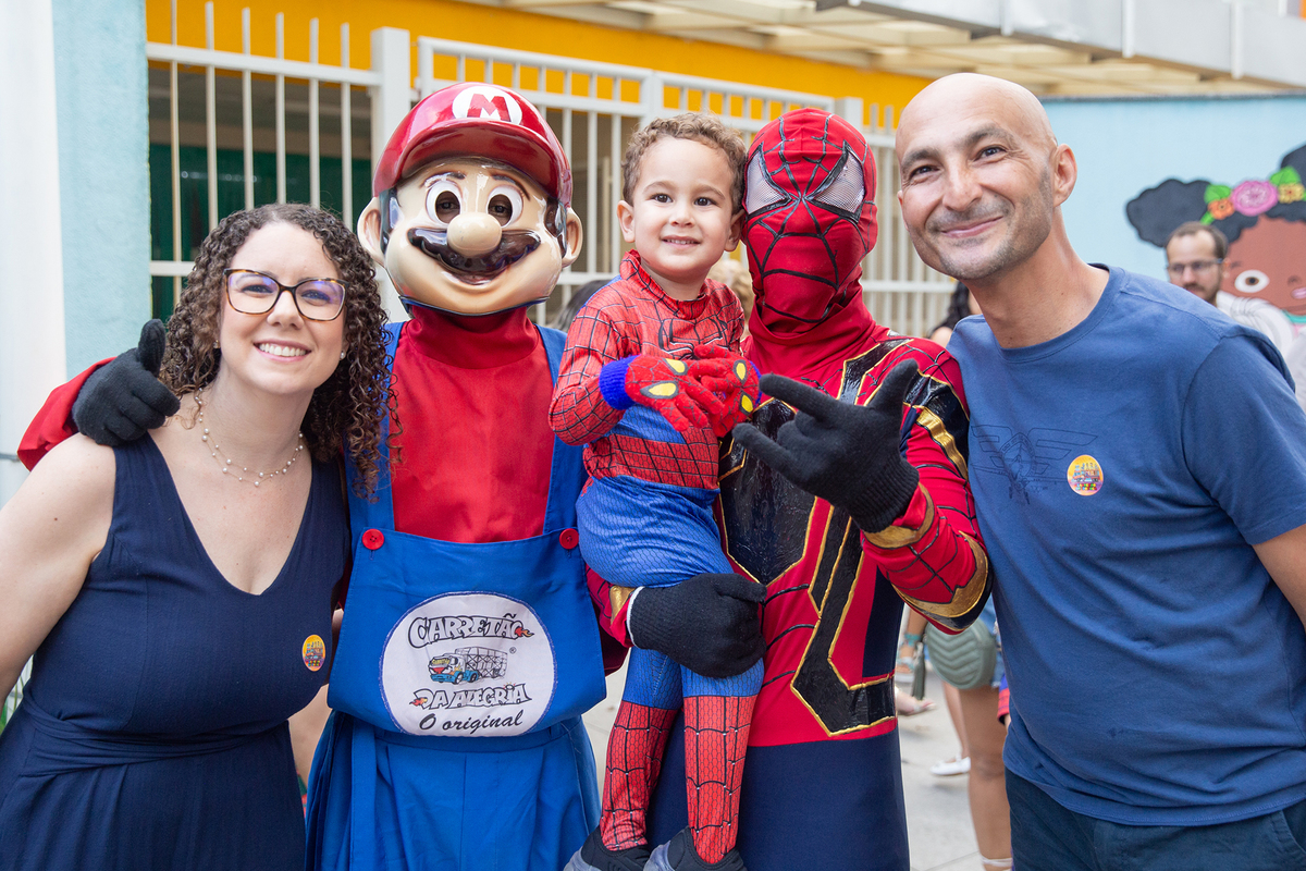aniversariante comemorando 3 anos vestido de Homem-Aranha durante sua festa no Carretão da Alegria, posando com Mario Bros e Homem aranha, papai e mamae