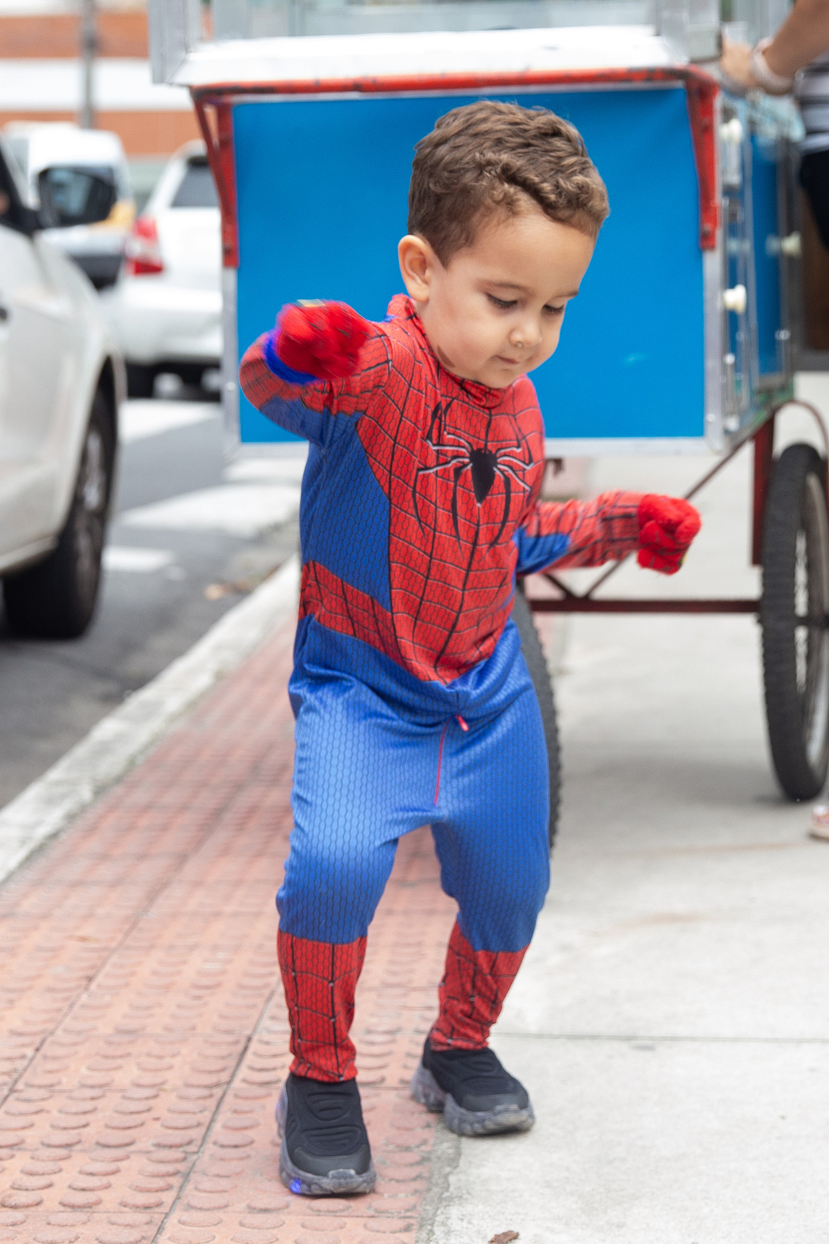aniversariante comemorando 3 anos vestido de Homem-Aranha durante sua festa no Carretão da Alegria, dançando muito