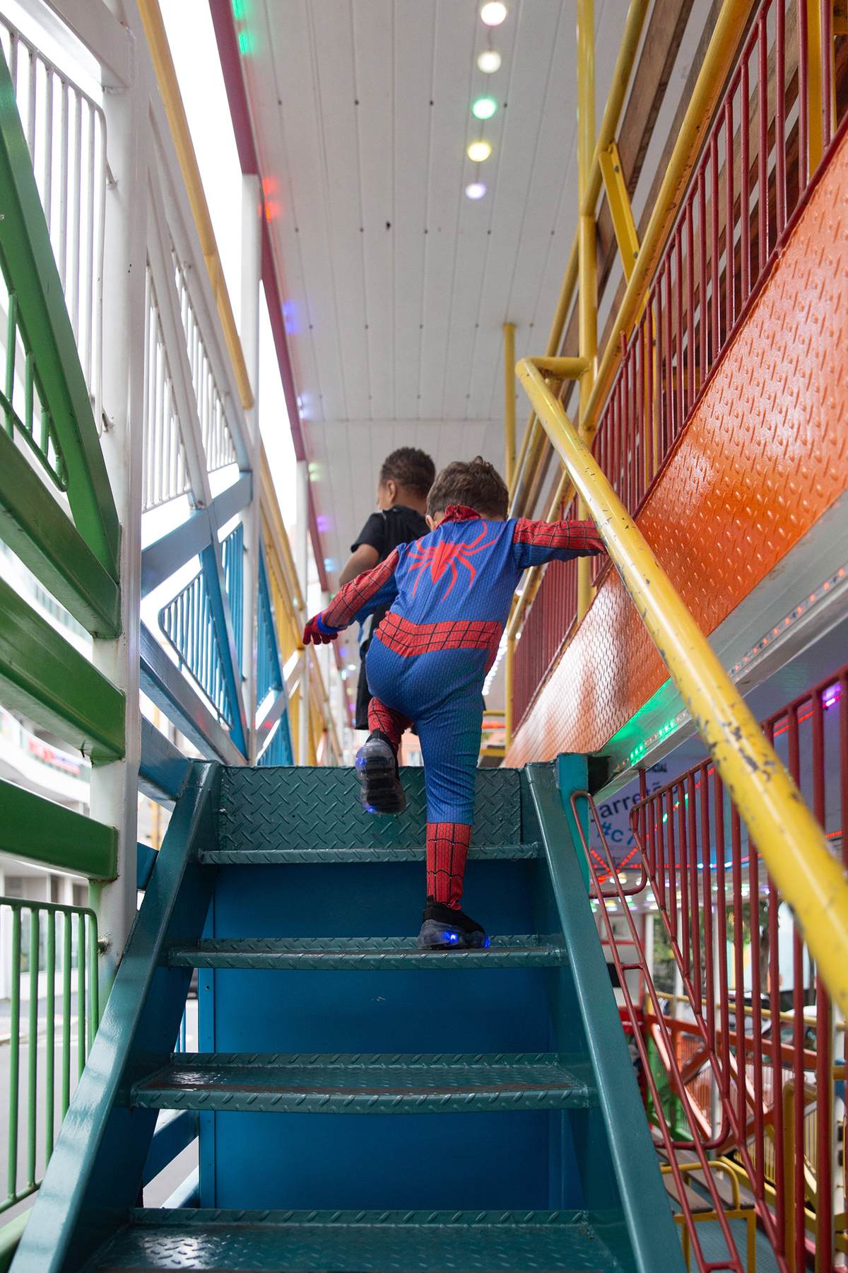 aniversariante comemorando 3 anos vestido de Homem-Aranha durante sua festa no Carretão da Alegria