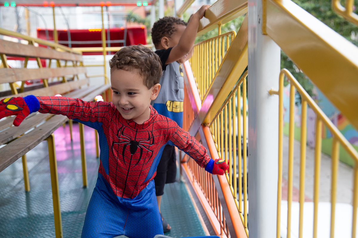 aniversariante comemorando 3 anos vestido de Homem-Aranha durante sua festa no Carretão da Alegria, dançando na carreta com os amigos