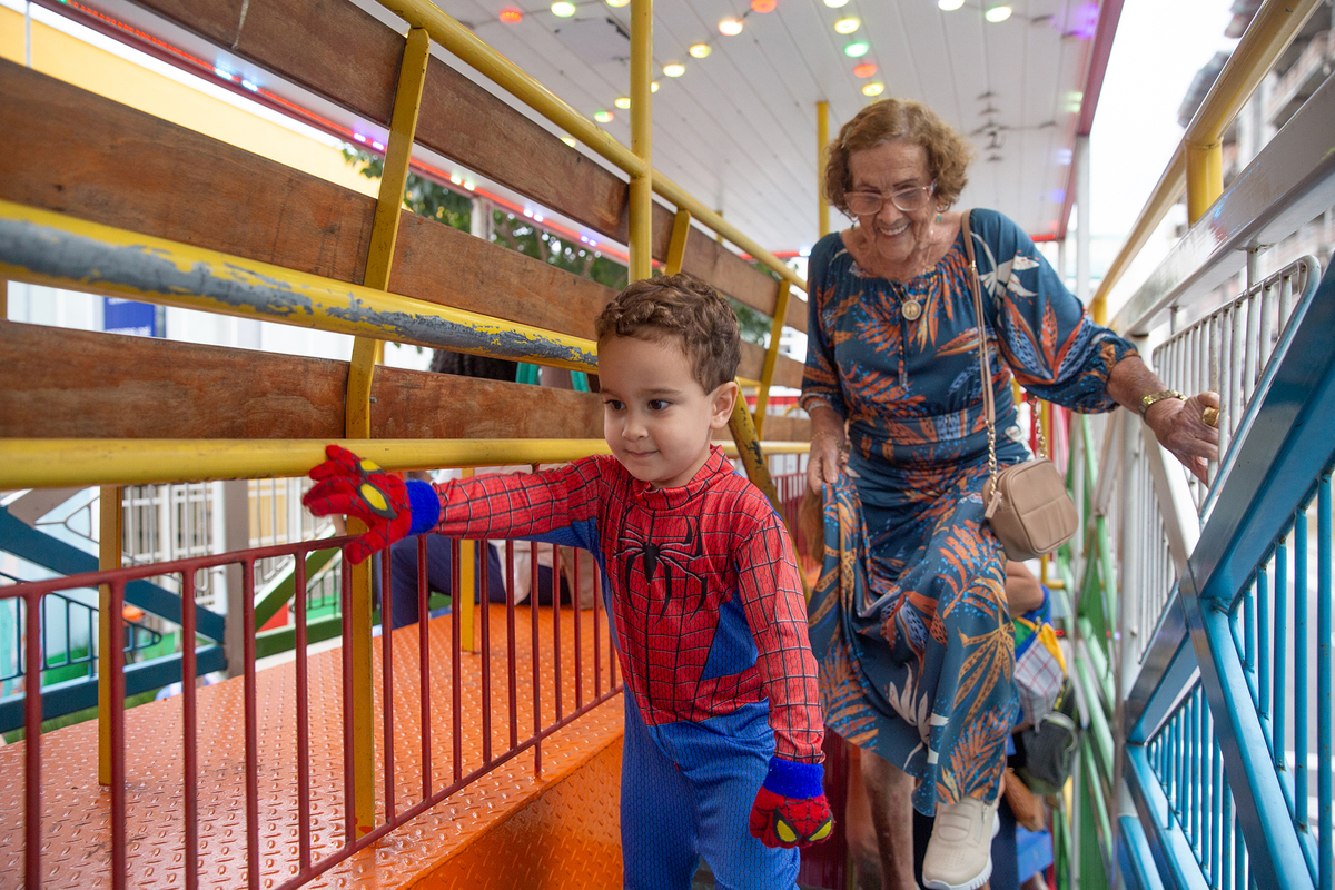 aniversariante comemorando 3 anos vestido de Homem-Aranha durante sua festa no Carretão da Alegria, dançando na carreta com os amigos