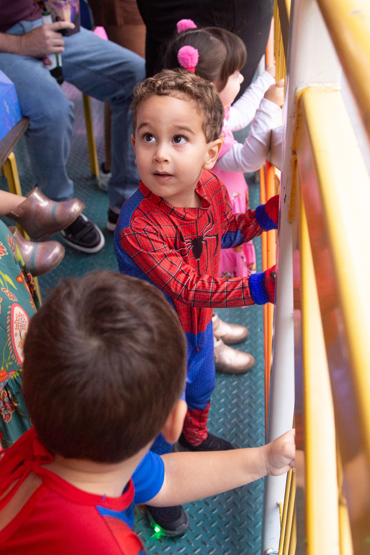 aniversariante comemorando 3 anos vestido de Homem-Aranha durante sua festa no Carretão da Alegria, dançando na carreta com os amigos