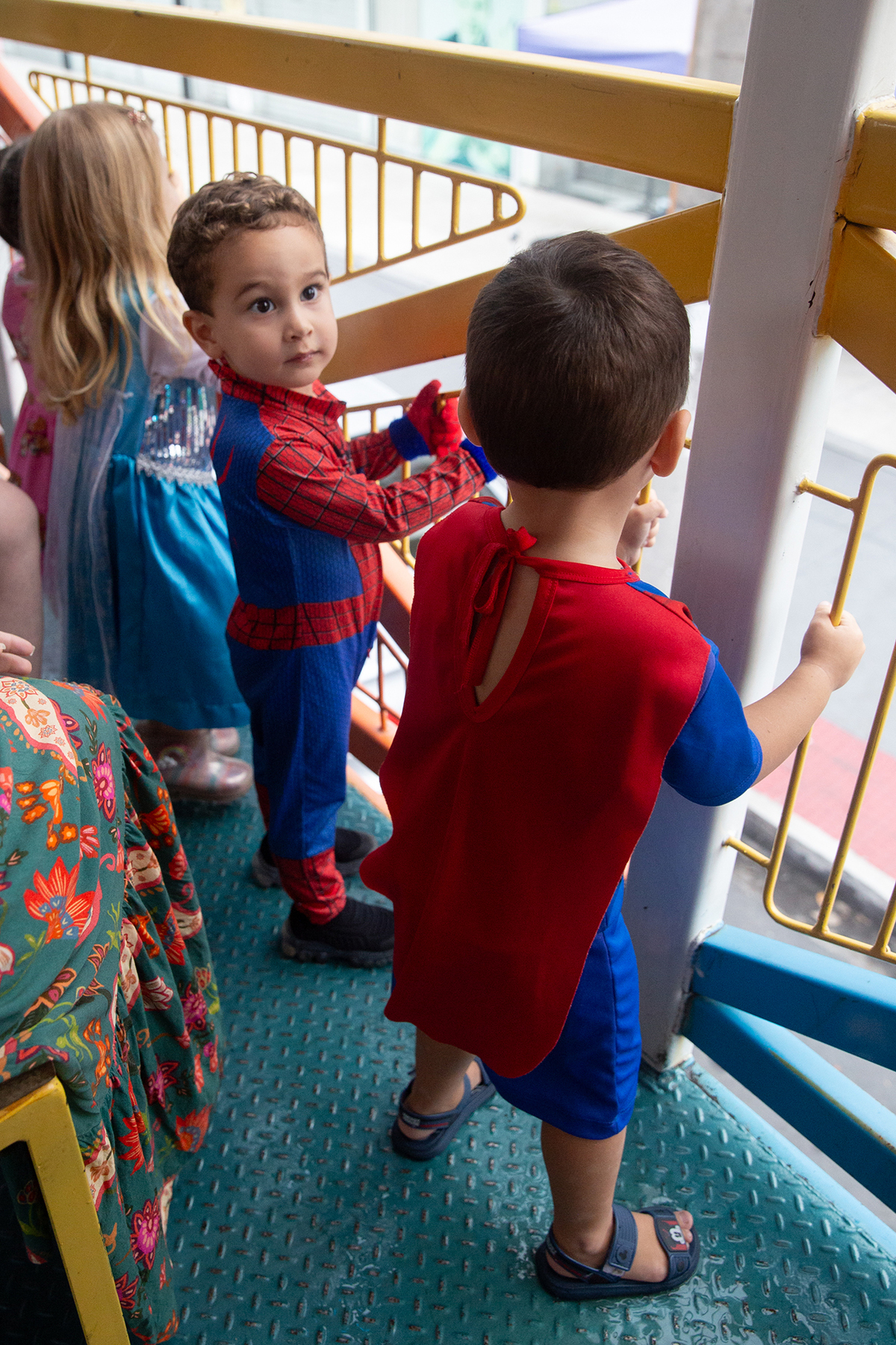 aniversariante comemorando 3 anos vestido de Homem-Aranha durante sua festa no Carretão da Alegria, dançando na carreta com os amigos