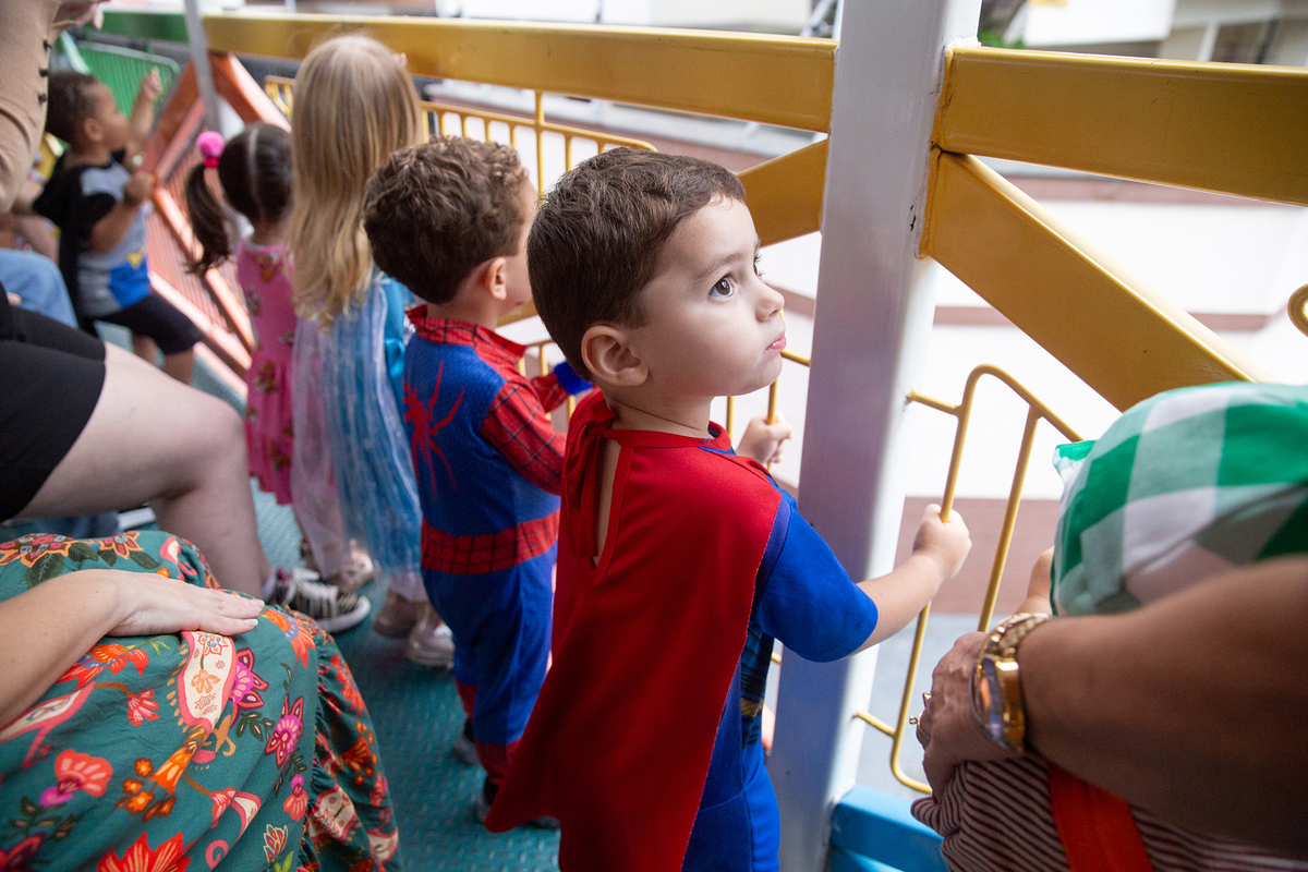aniversariante comemorando 3 anos vestido de Homem-Aranha durante sua festa no Carretão da Alegria, dançando na carreta com os amigos