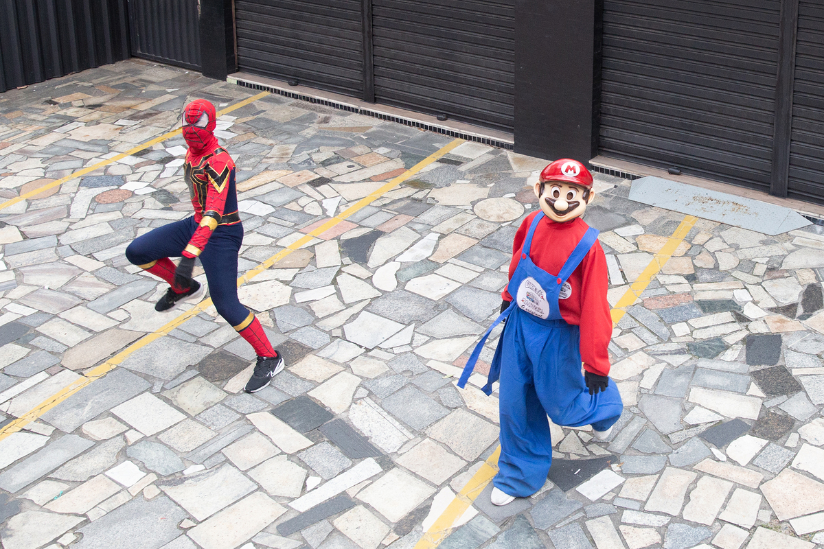 Homem Aranha e MArio Bros dançando 