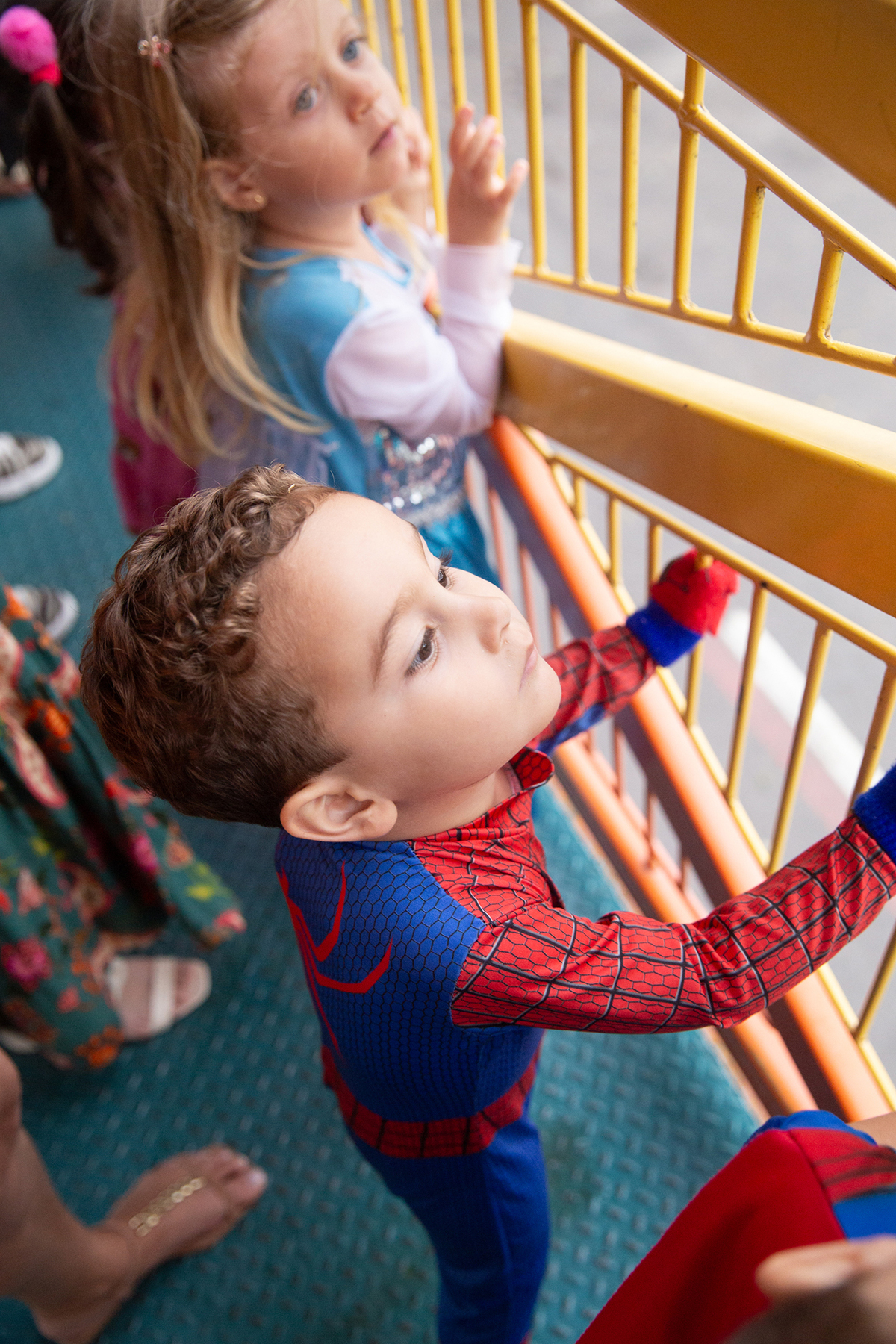 aniversariante comemorando 3 anos vestido de Homem-Aranha durante sua festa no Carretão da Alegria, dançando na carreta com os amigos