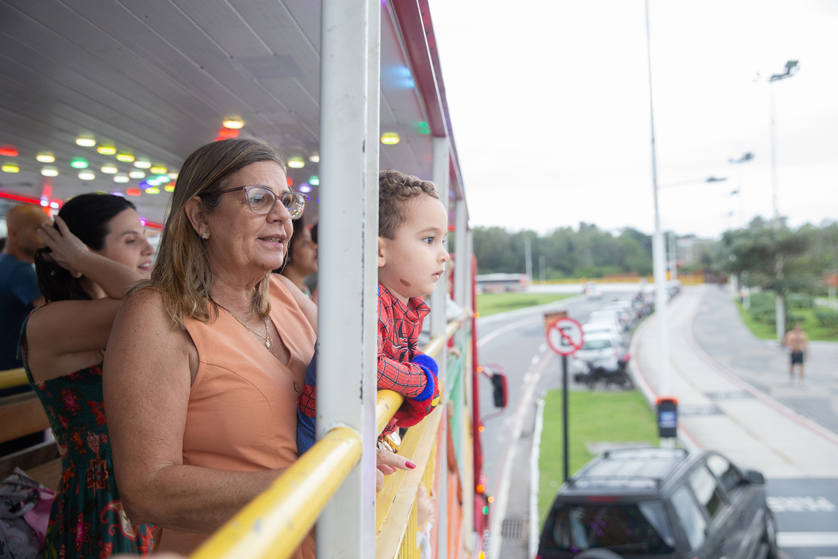 aniversariante comemorando 3 anos vestido de Homem-Aranha durante sua festa no Carretão da Alegria, junto com a vovó