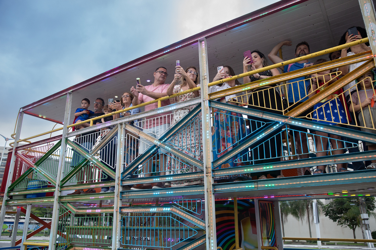 Convidados cantando parabéns no carratão 