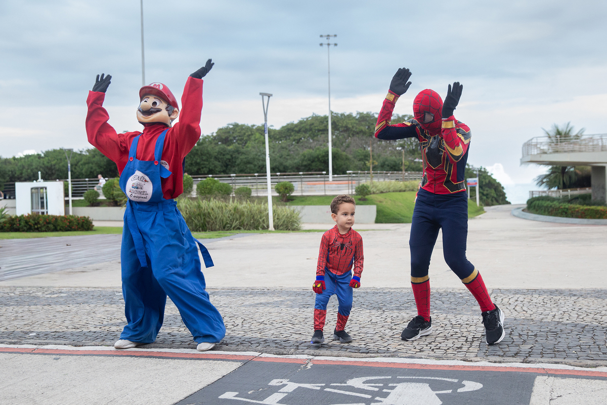 aniversariante dançando com homem-aranha e mario bros, no calçadão de jardim camburi
