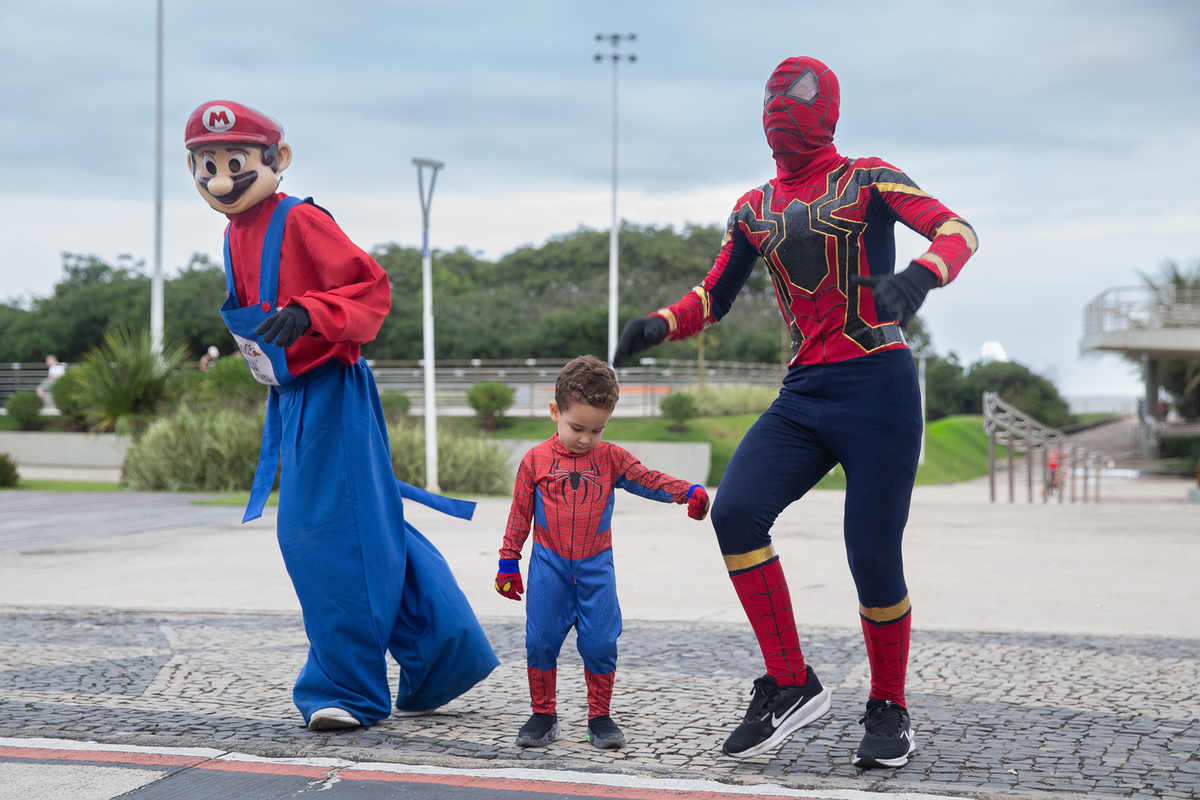 aniversariante dançando com homem-aranha e mario bros, no calçadão de jardim camburi