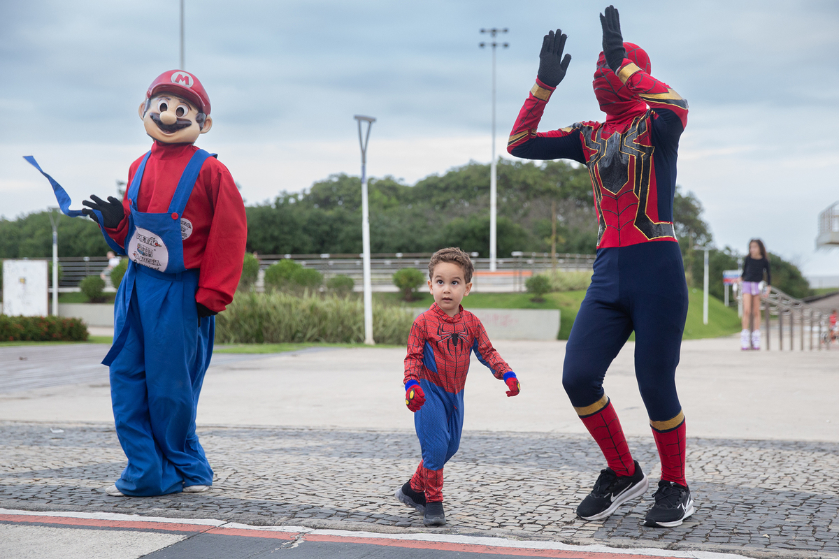 aniversariante dançando com homem-aranha e mario bros, no calçadão de jardim camburi