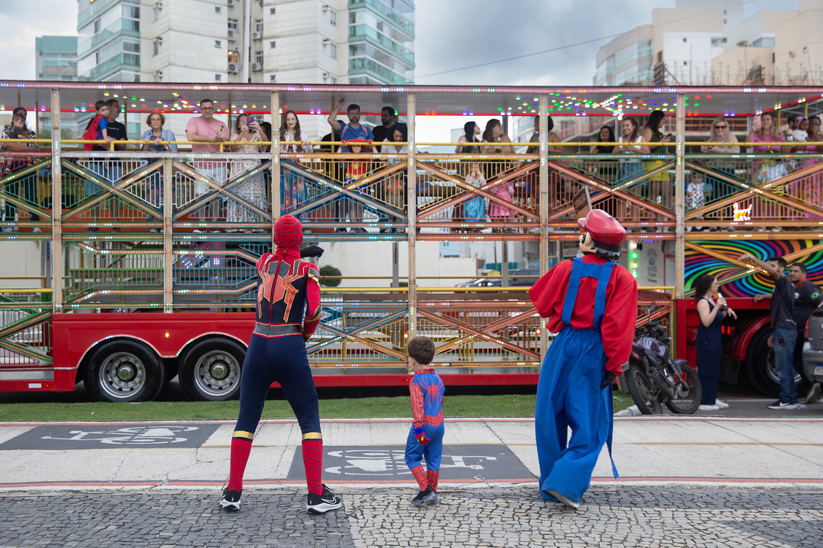 aniversariante dançando com homem-aranha e mario bros, no calçadão de jardim camburi