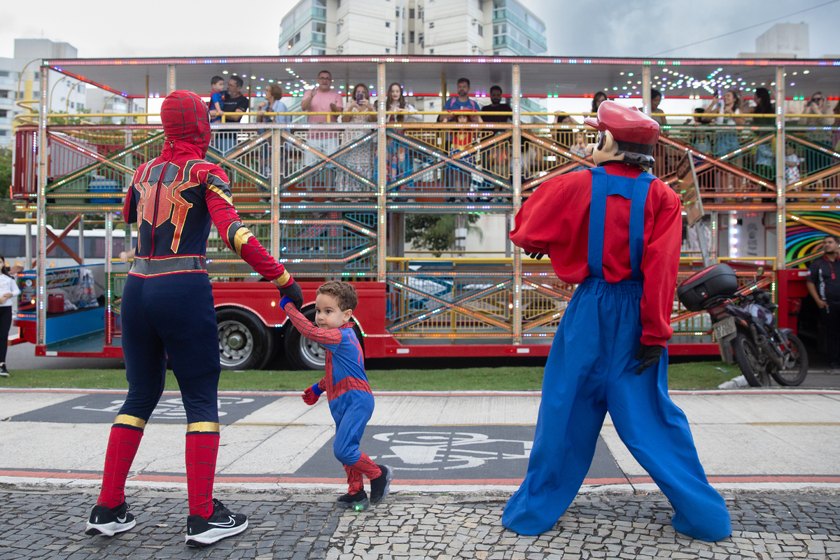 aniversariante dançando com homem-aranha e mario bros, no calçadão de jardim camburi