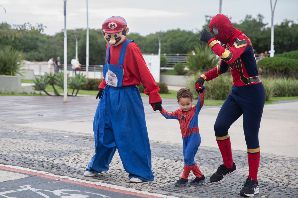 aniversariante dançando com homem-aranha e mario bros, no calçadão de jardim camburi