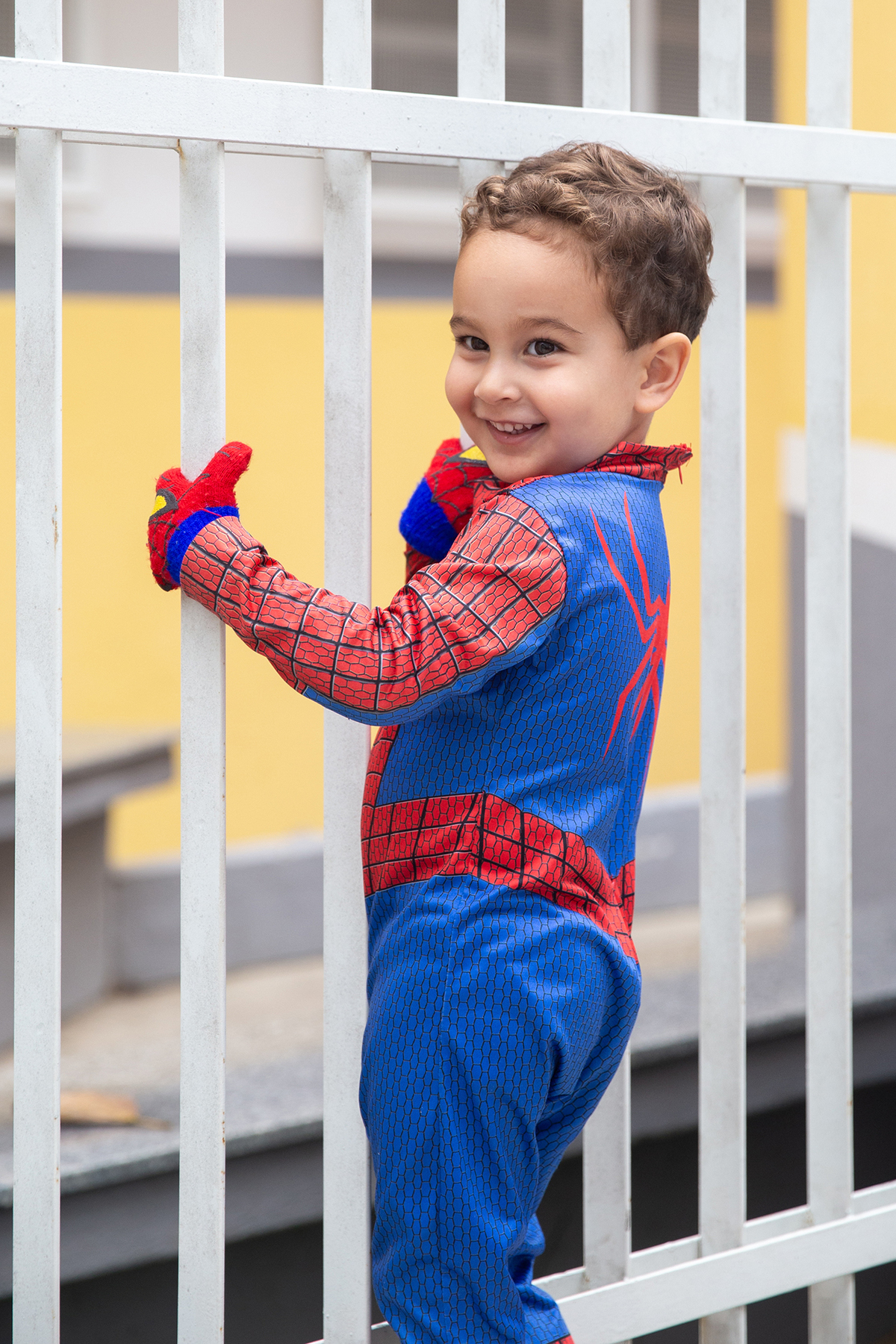 aniversario infantil do Joca comemorando 3 anos vestido de Homem-Aranha durante sua festa no Carretão da Alegria.