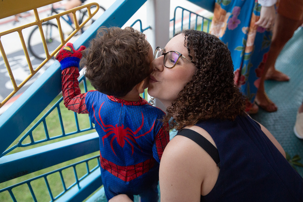 Mamae beijando o aniversariante durante a festa