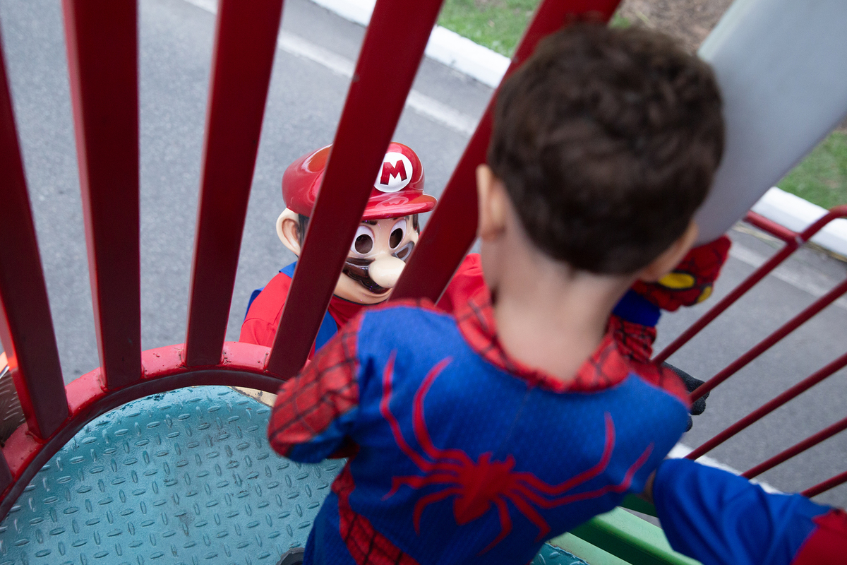 aniversariante comemorando 3 anos vestido de Homem-Aranha durante sua festa no Carretão da Alegria, dançando na carreta com os amigos