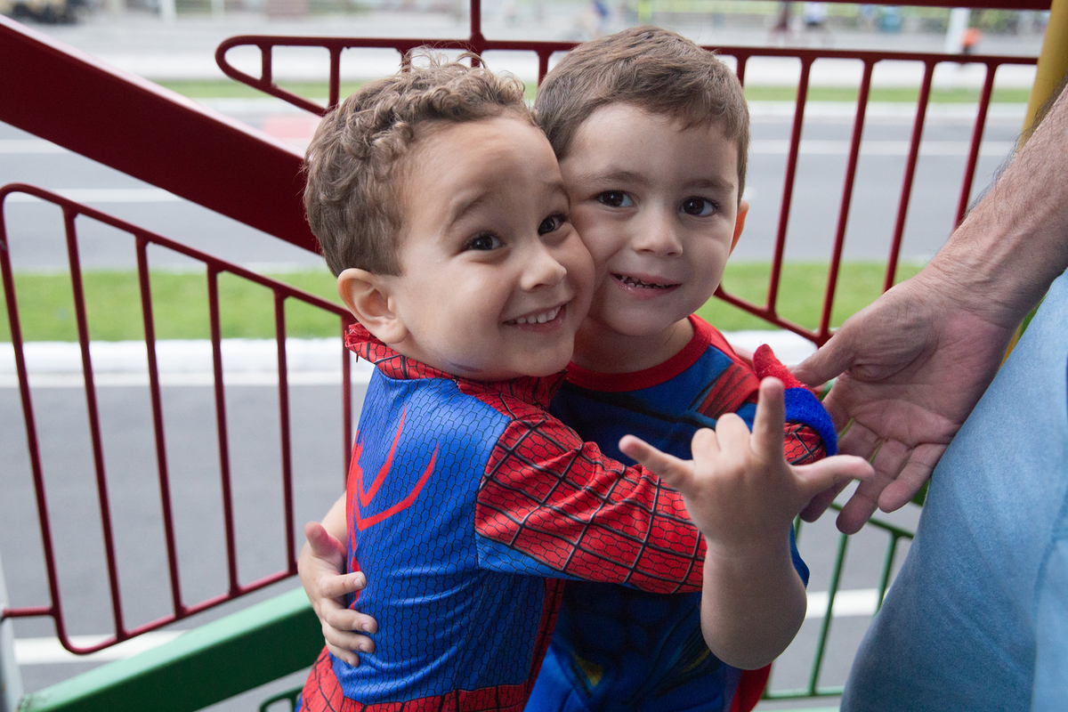 aniversariante comemorando 3 anos vestido de Homem-Aranha durante sua festa no Carretão da Alegria, dançando na carreta com os amigos