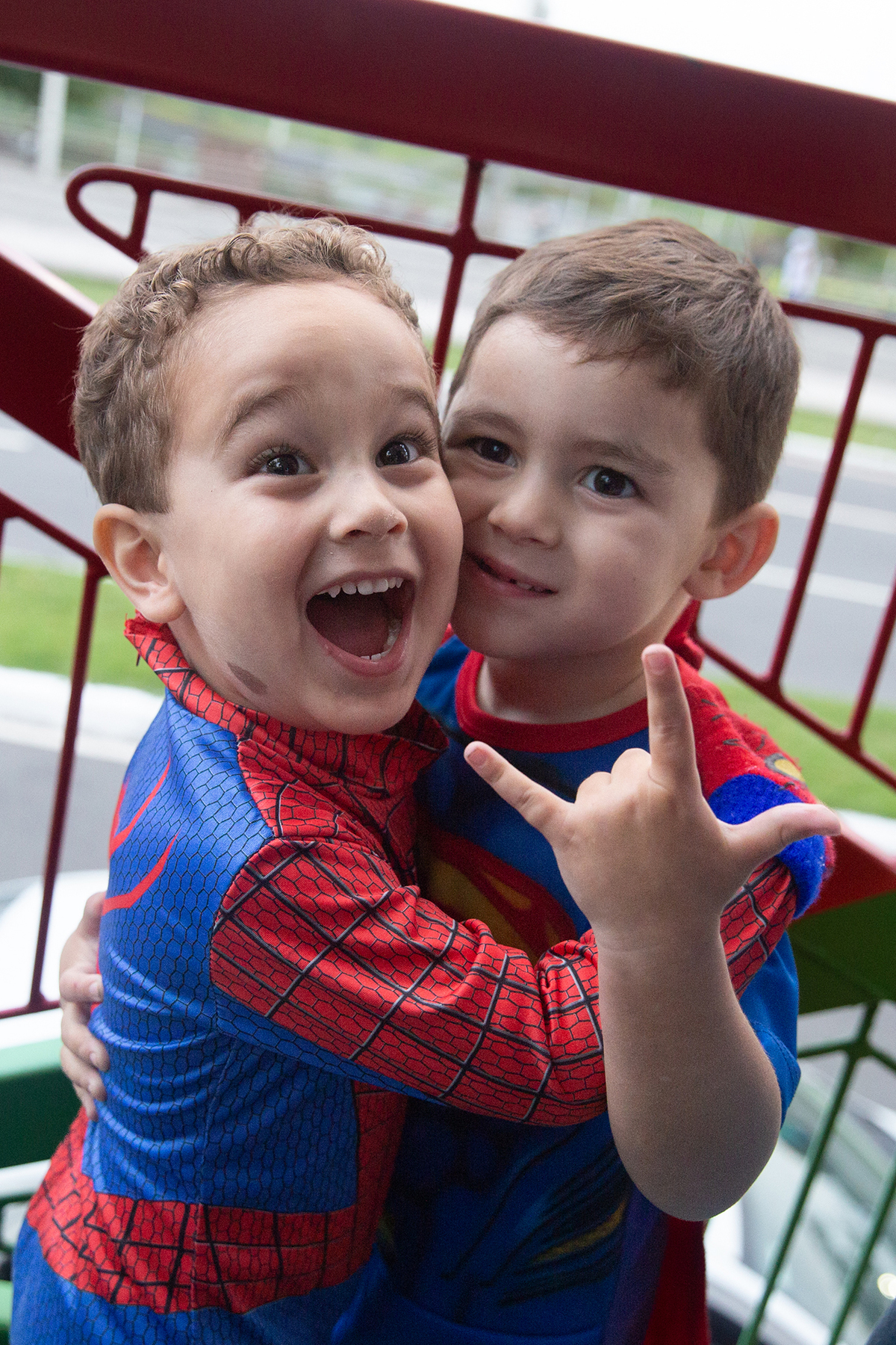 aniversariante comemorando 3 anos vestido de Homem-Aranha durante sua festa no Carretão da Alegria, dançando na carreta com os amigos