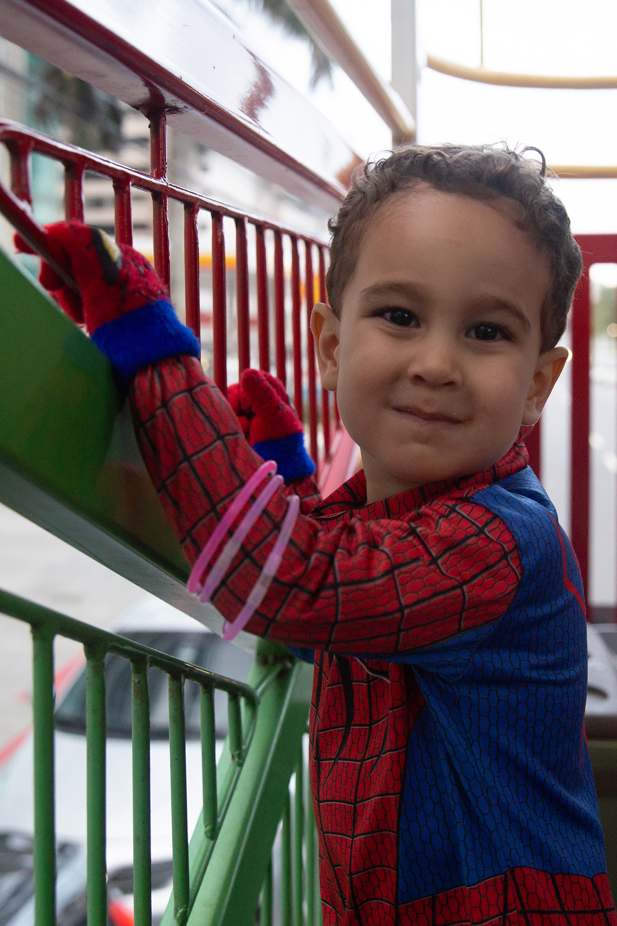 aniversariante comemorando 3 anos vestido de Homem-Aranha durante sua festa no Carretão da Alegria, dançando na carreta com os amigos