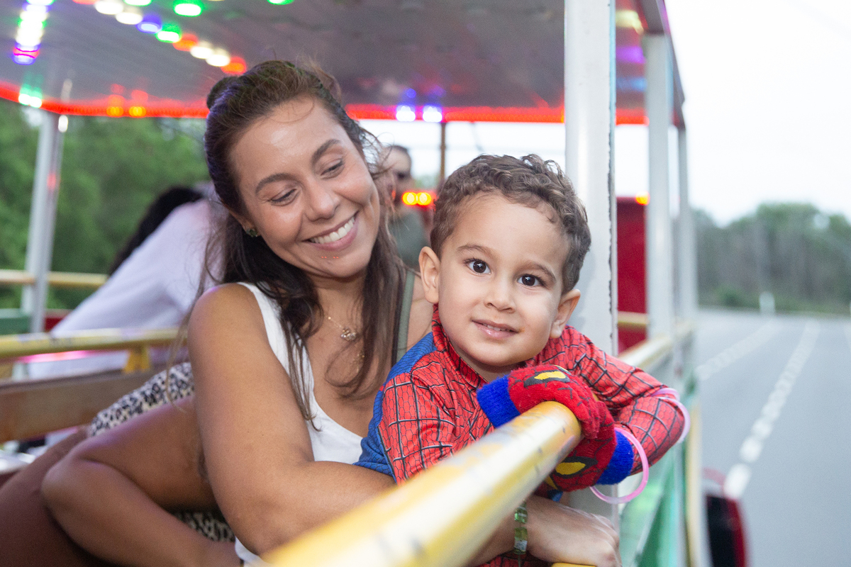 aniversariante comemorando 3 anos vestido de Homem-Aranha durante sua festa no Carretão da Alegria, dançando na carreta com os amigos