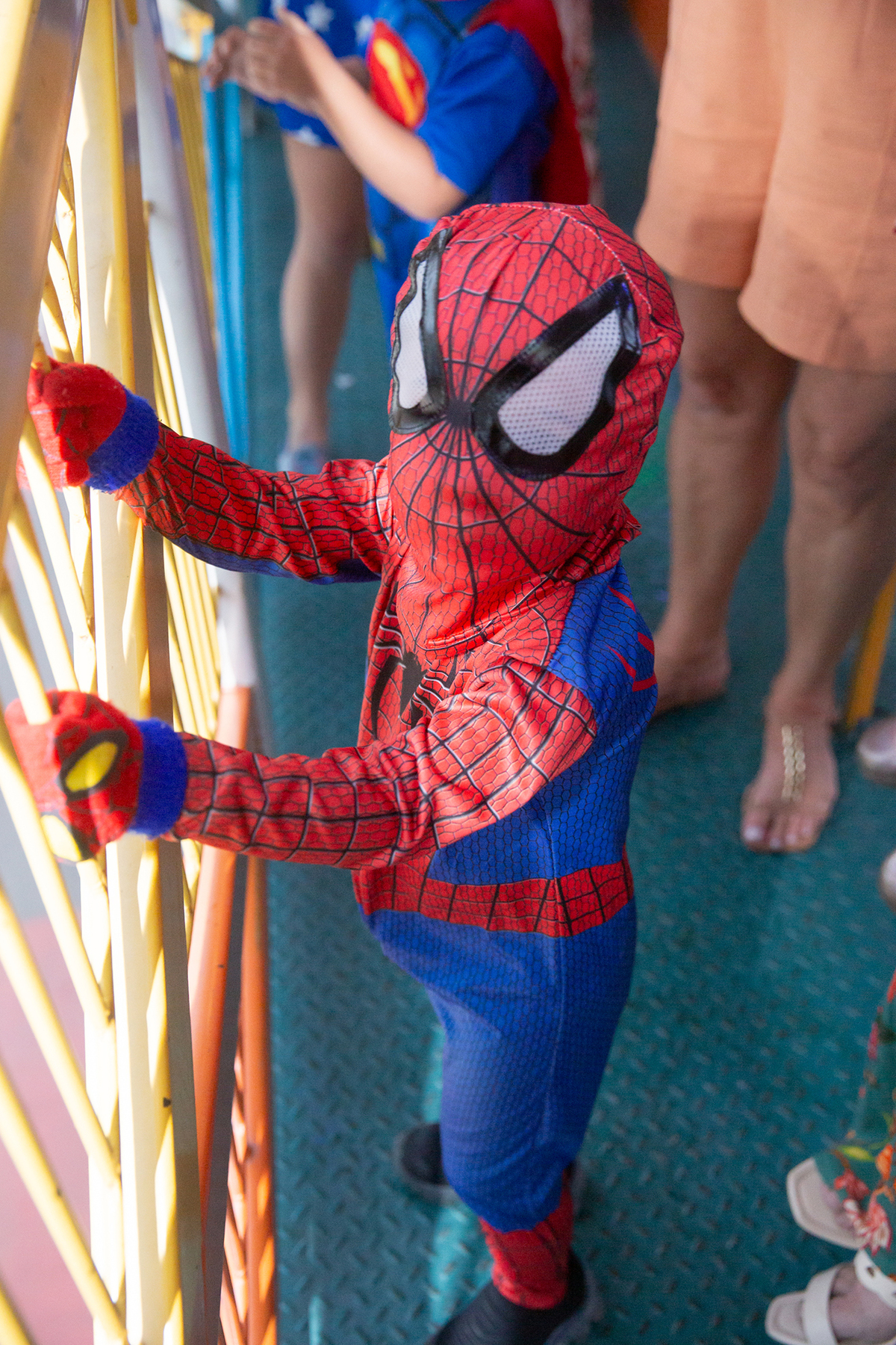 aniversariante comemorando 3 anos vestido de Homem-Aranha durante sua festa no Carretão da Alegria, dançando na carreta com os amigos