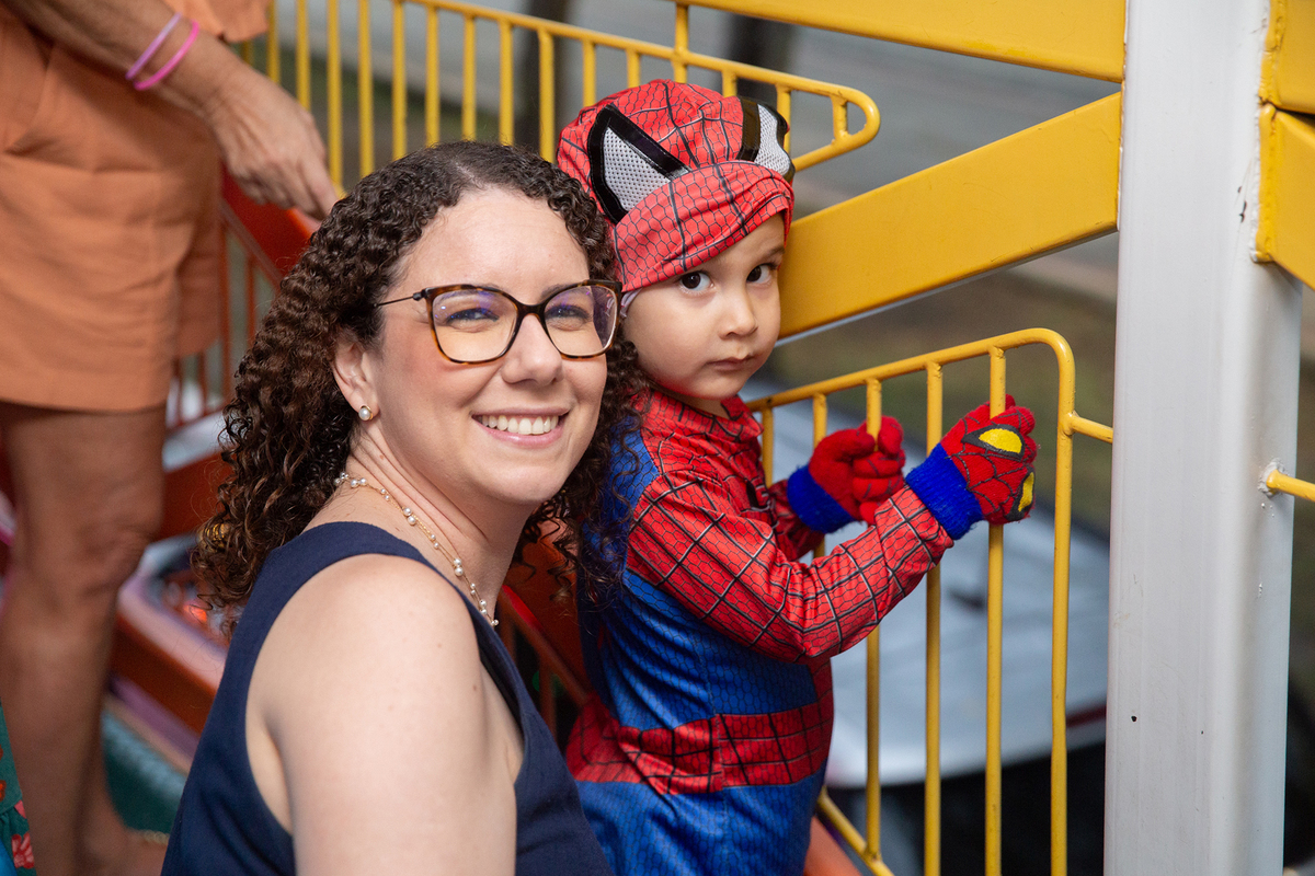 aniversariante comemorando 3 anos vestido de Homem-Aranha durante sua festa no Carretão da Alegria, dançando na carreta com os amigos