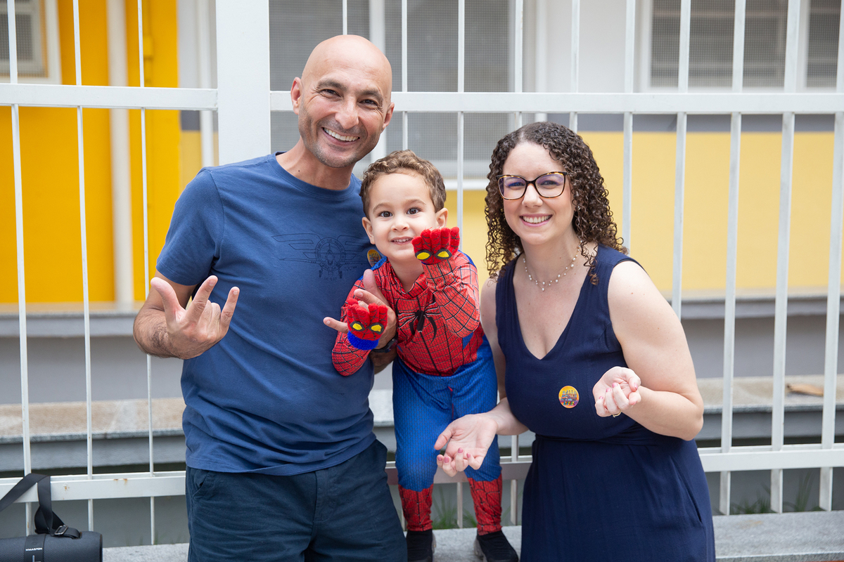 aniversariante comemorando 3 anos vestido de Homem-Aranha durante sua festa no Carretão da Alegria, junto com papai e mamae