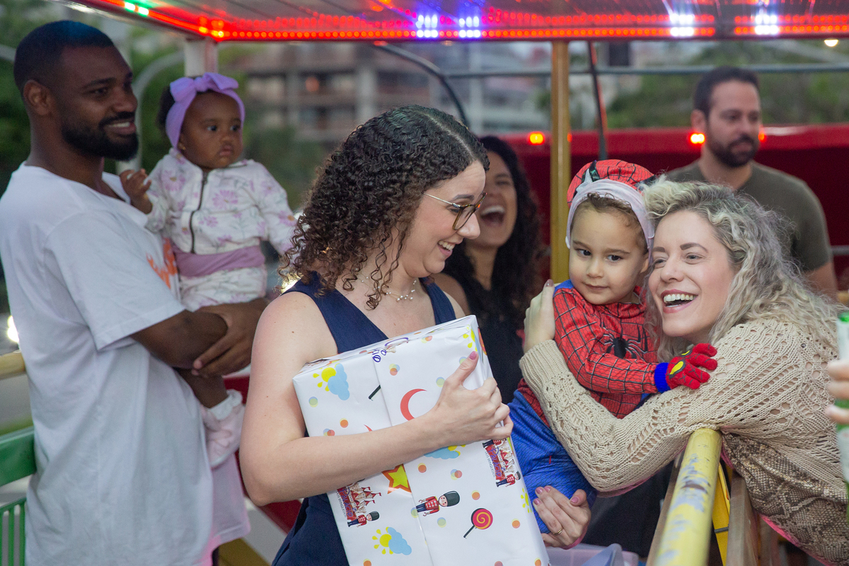 aniversariante comemorando 3 anos vestido de Homem-Aranha durante sua festa no Carretão da Alegria, dançando na carreta com os amigos