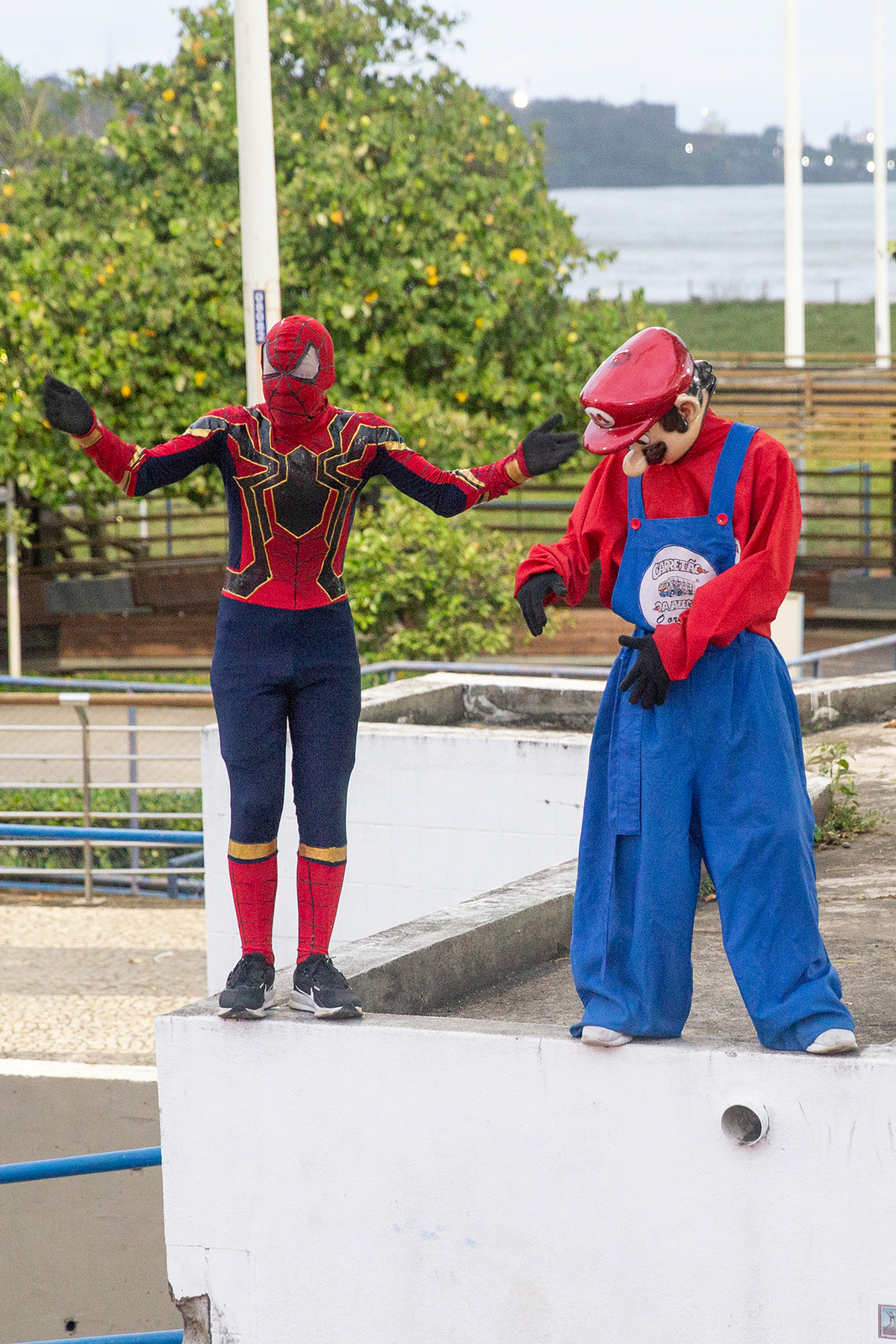 aniversariante comemorando 3 anos vestido de Homem-Aranha durante sua festa no Carretão da Alegria, dançando na carreta com os amigos