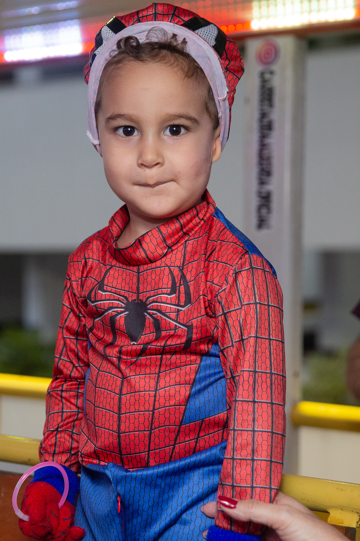 aniversariante comemorando 3 anos vestido de Homem-Aranha durante sua festa no Carretão da Alegria, dançando na carreta com os amigos