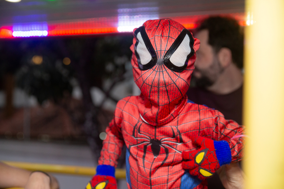 aniversariante comemorando 3 anos vestido de Homem-Aranha durante sua festa no Carretão da Alegria, dançando na carreta com os amigos