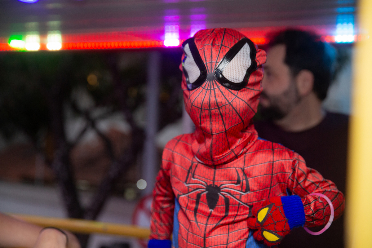 aniversariante comemorando 3 anos vestido de Homem-Aranha durante sua festa no Carretão da Alegria, dançando na carreta com os amigos