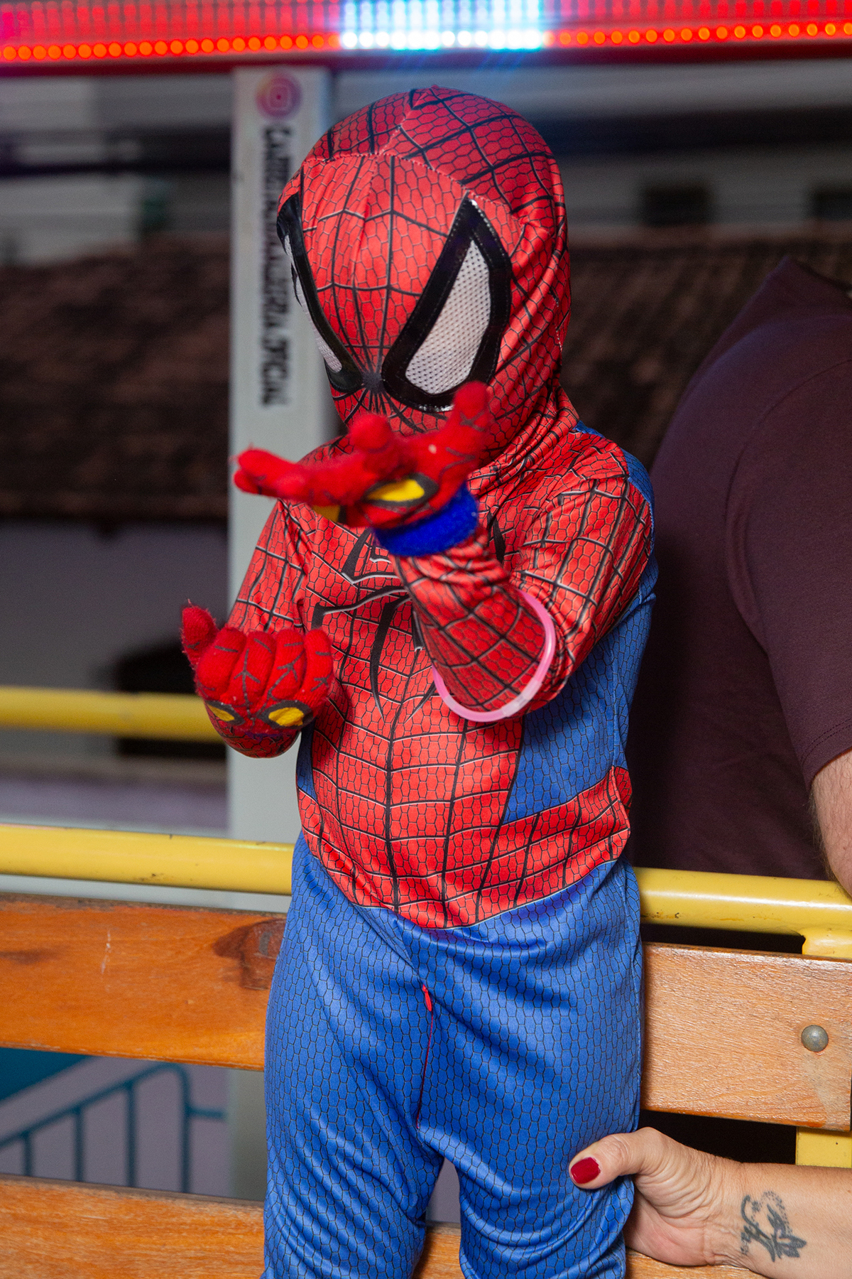 aniversariante comemorando 3 anos vestido de Homem-Aranha durante sua festa no Carretão da Alegria, dançando na carreta com os amigos