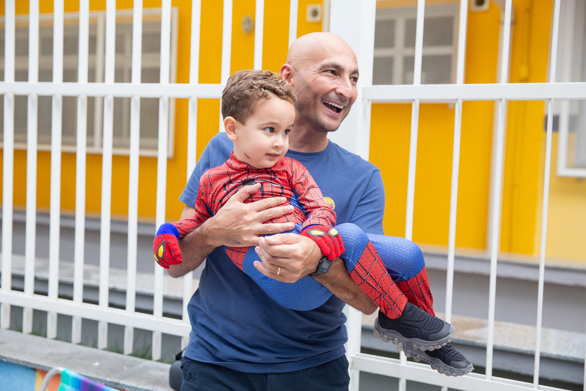 aniversariante comemorando 3 anos vestido de Homem-Aranha durante sua festa no Carretão da Alegria, junto com papai 