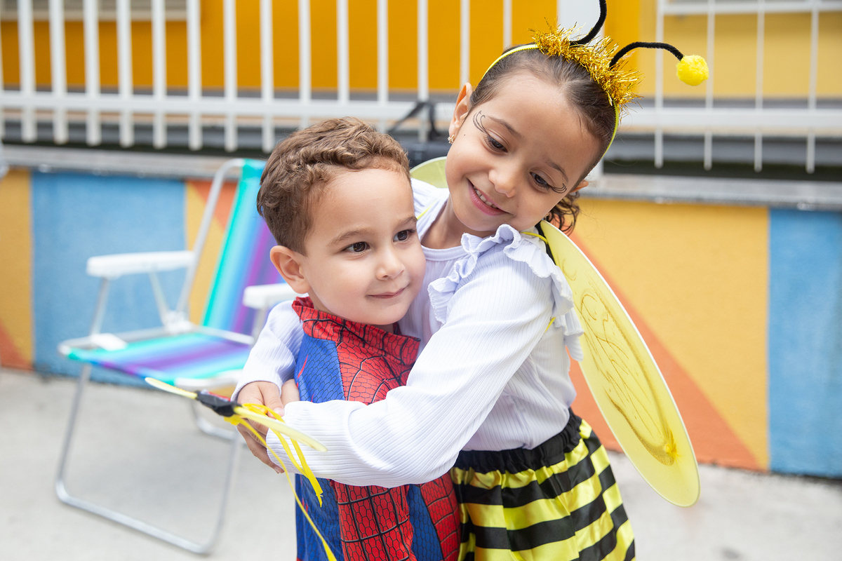 aniversariante comemorando 3 anos vestido de Homem-Aranha durante sua festa no Carretão da Alegria, junto com amiga abelha