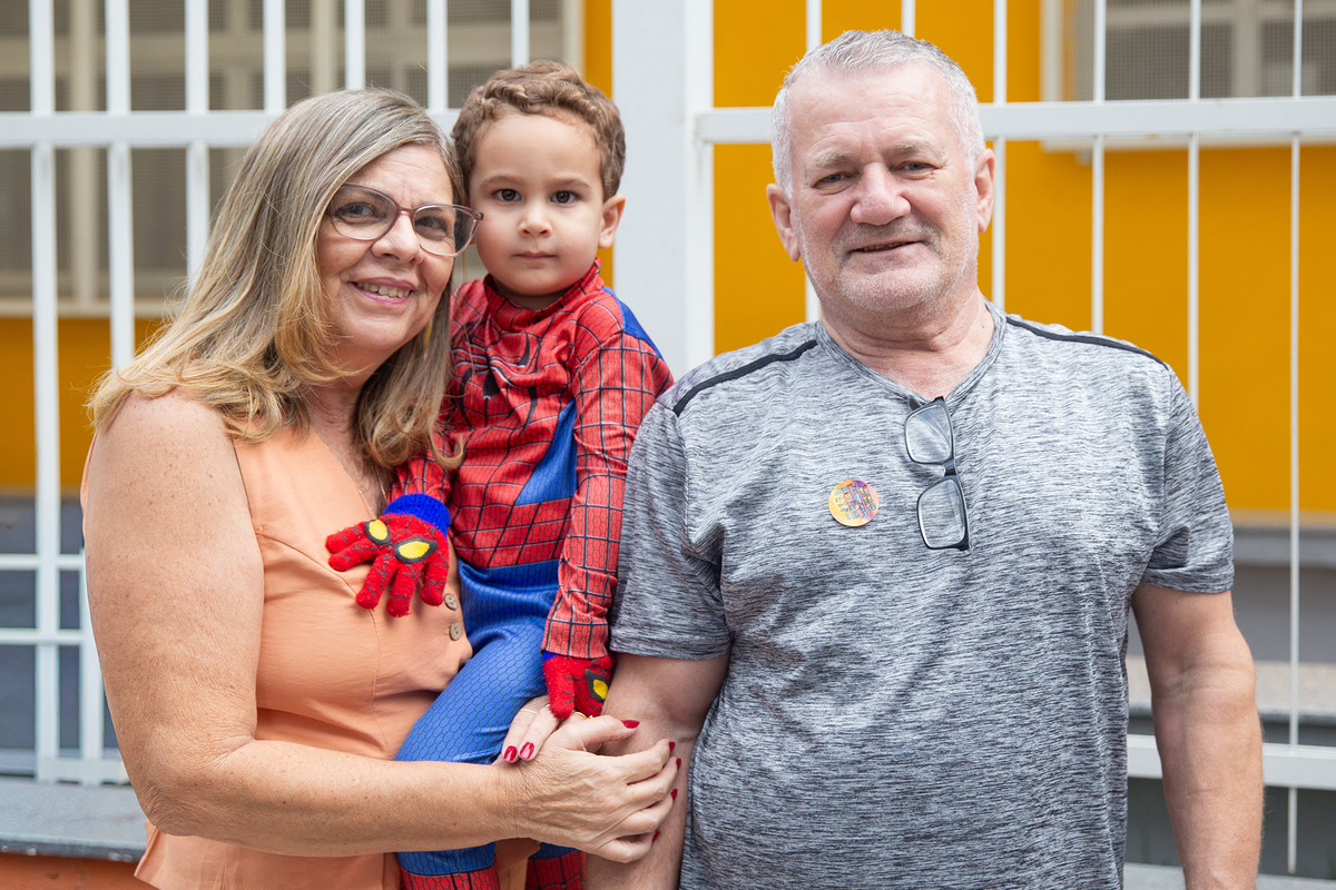 aniversariante comemorando 3 anos vestido de Homem-Aranha durante sua festa no Carretão da Alegria, junto com vovó e vovô 