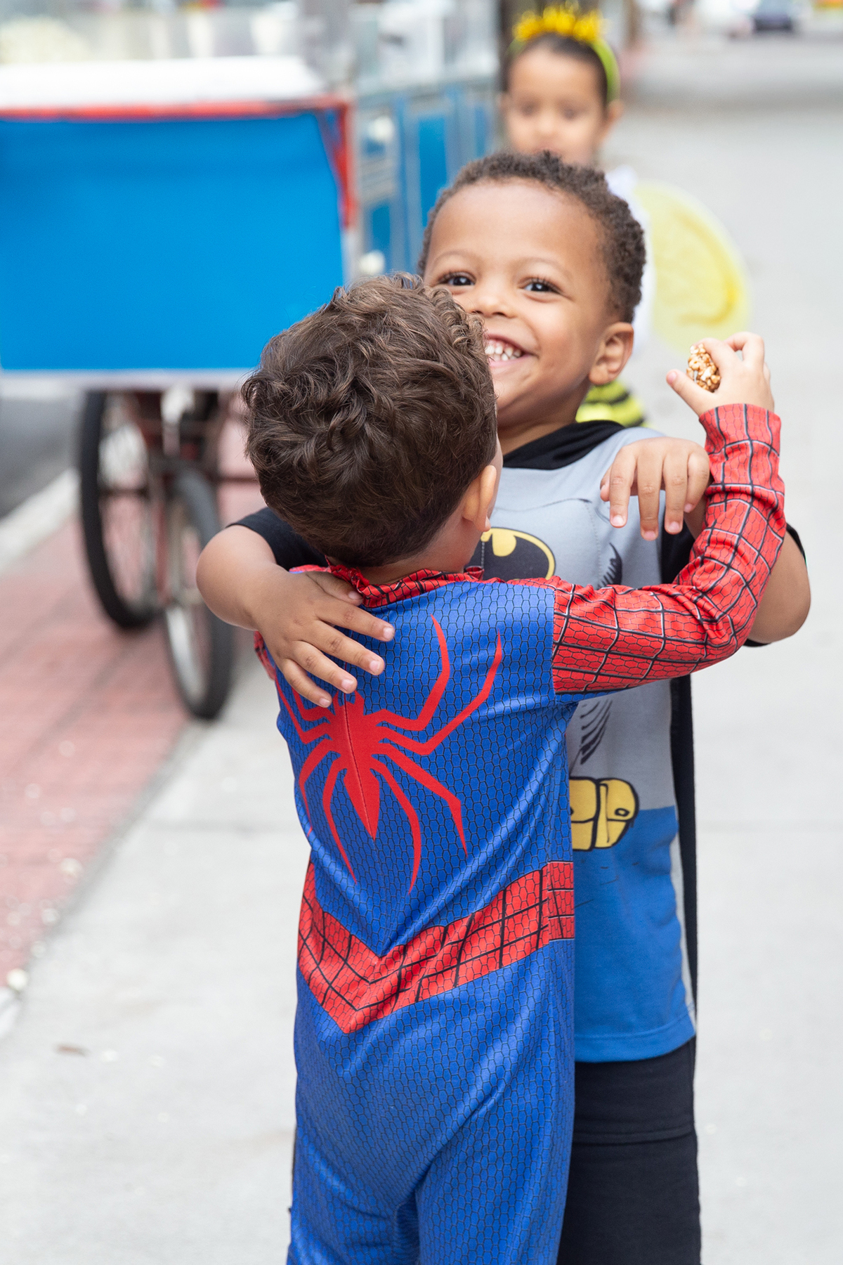 aniversariante comemorando 3 anos vestido de Homem-Aranha durante sua festa no Carretão da Alegria, junto com amigo batman