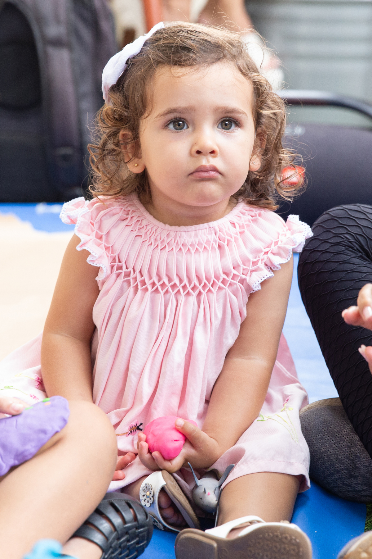 aniversariante brincando no aniversario intimista. 