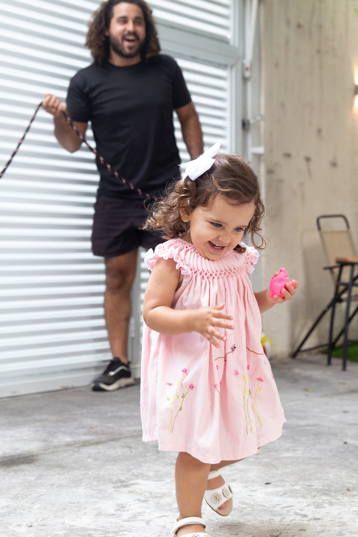 Momento de brincadeira entre crianças em festa de aniversario em casa