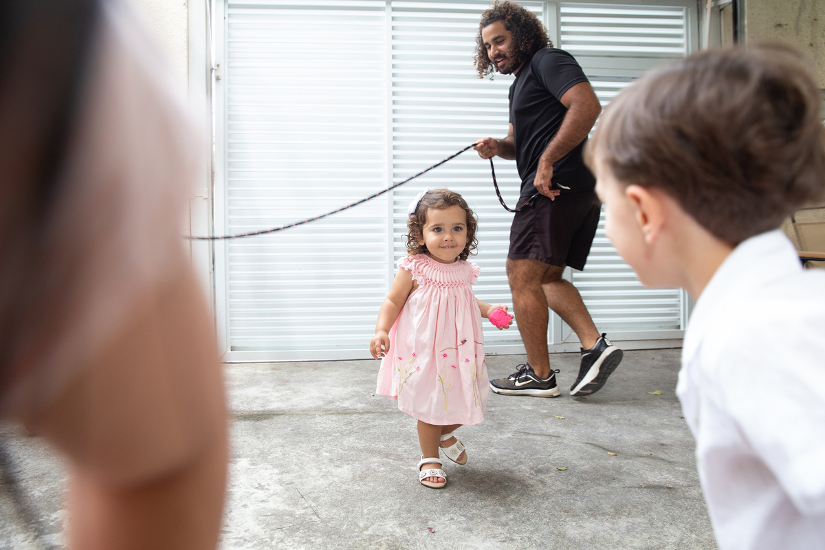 Momento de brincadeira entre crianças em festa de aniversario em casa