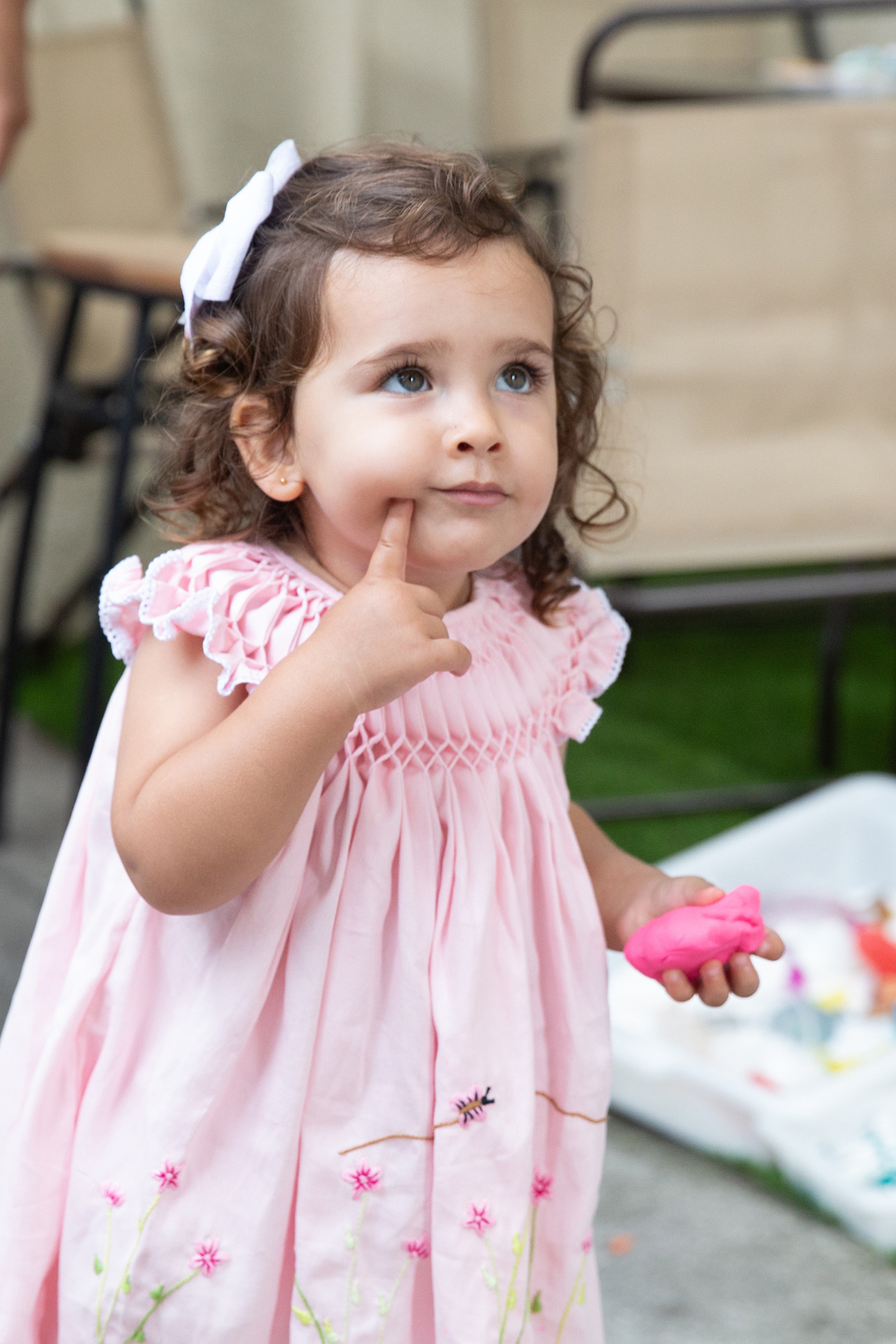 Momento de brincadeira entre crianças em festa de aniversario em casa