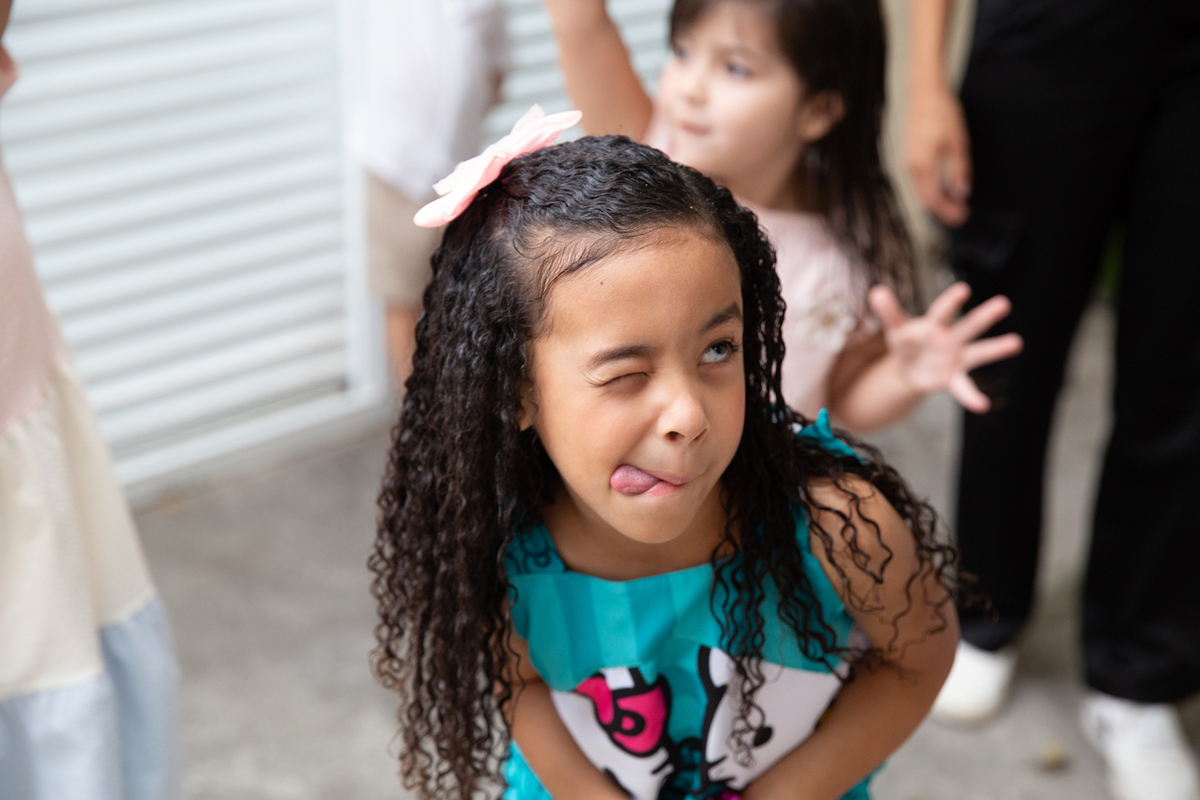 Momento de brincadeira entre crianças em festa de aniversario em casa